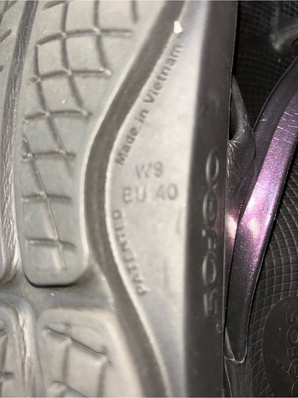 OOFOS Women’s OOriginal Metallic Purple Black Recovery Sandals Size 9